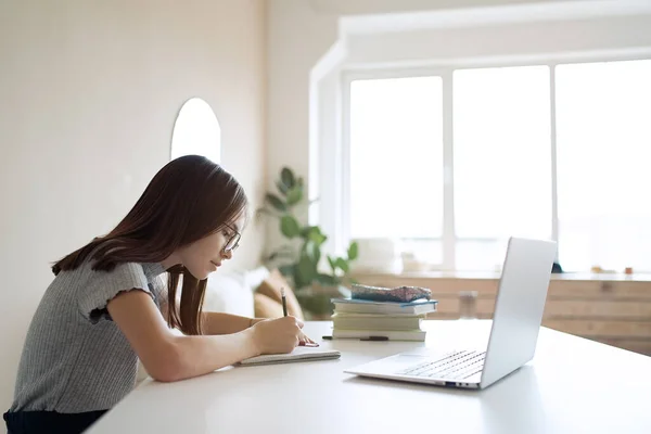 Nettes Teenager Mädchen Sitzt Mit Büchern Tisch Und Macht Hausaufgaben — Stockfoto