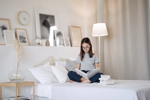 Menina Adolescente Bonito Sentado Cama Casa Com Livros Fazer Lição — Fotografia de Stock