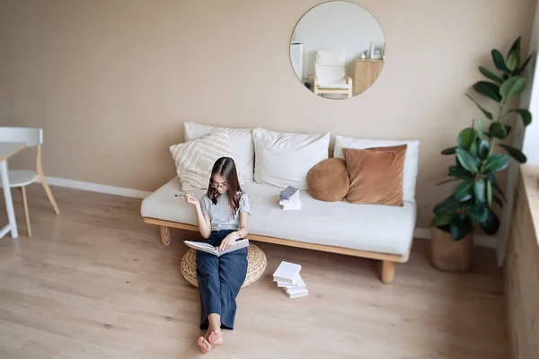 Menina Adolescente Bonito Sentado Chão Casa Com Livros Fazer Lição — Fotografia de Stock