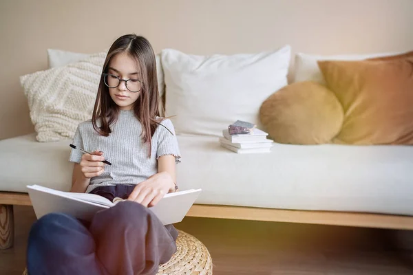 Menina Adolescente Bonito Sentado Chão Casa Com Livros Fazer Lição — Fotografia de Stock
