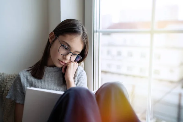 Nettes Teenager Mädchen Liest Buch Hause Während Auf Der Fensterbank — Stockfoto