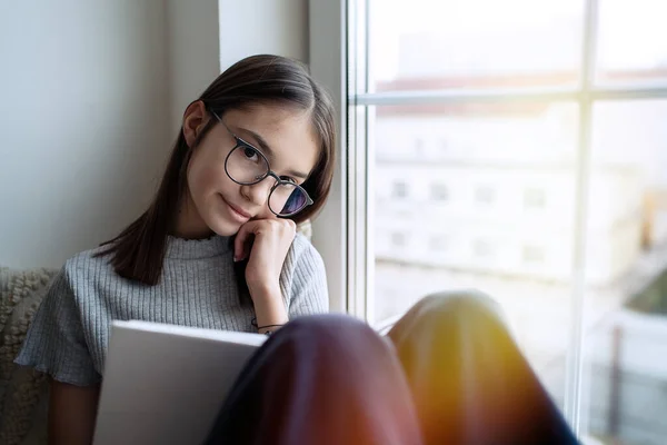 Nettes Teenager Mädchen Liest Buch Hause Während Auf Der Fensterbank — Stockfoto