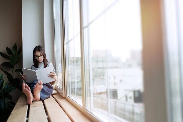 Nettes Teenager Mädchen Liest Buch Hause Während Auf Der Fensterbank — Stockfoto