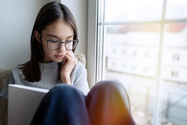 Nettes Teenager Mädchen Liest Buch Hause Während Auf Der Fensterbank — Stockfoto