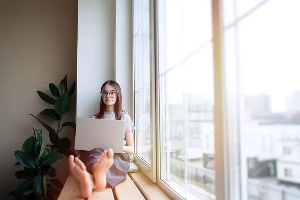 Nettes Teenager Mädchen Das Hause Auf Der Fensterbank Sitzt Und — Stockfoto