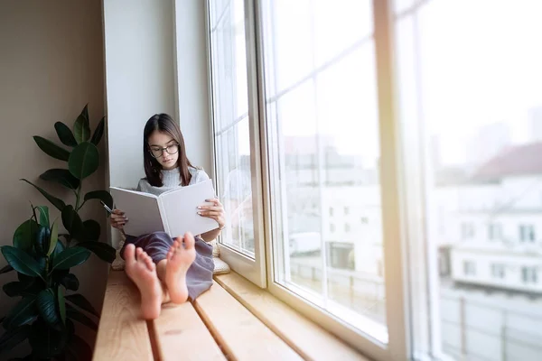 Nettes Teenager Mädchen Liest Buch Hause Während Auf Der Fensterbank — Stockfoto