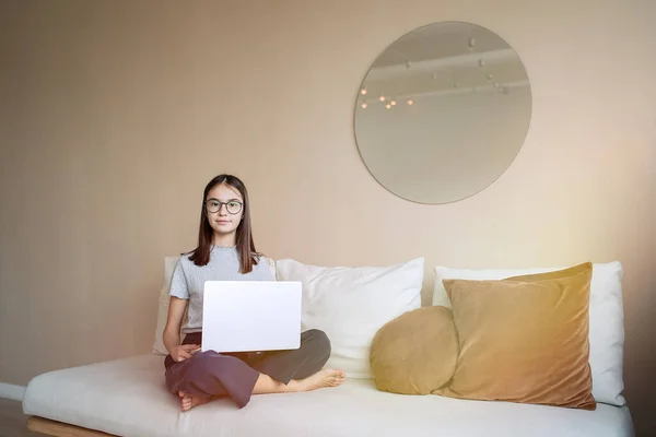 Roztomilá Puberťačka Sedící Doma Gauči Používající Laptop Vzdělávání Děti Školní — Stock fotografie