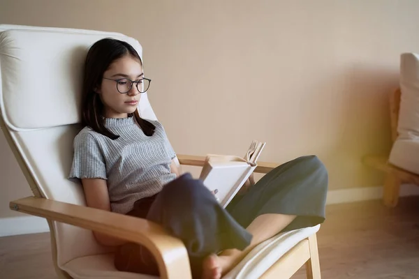 Nettes Teenager Mädchen Sitzt Hause Auf Dem Sofa Und Liest — Stockfoto
