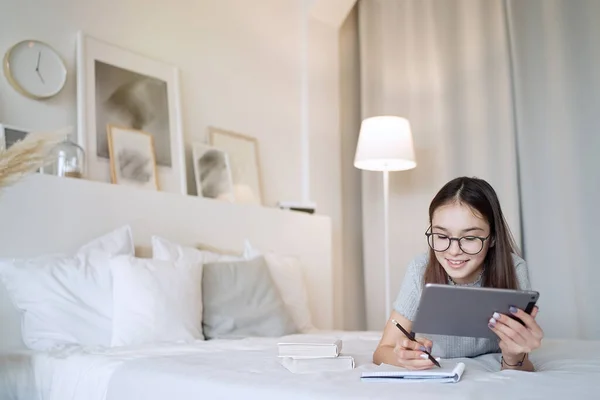 Menina Adolescente Bonito Usando Tablet Deitado Cama Casa Menina Bonita — Fotografia de Stock