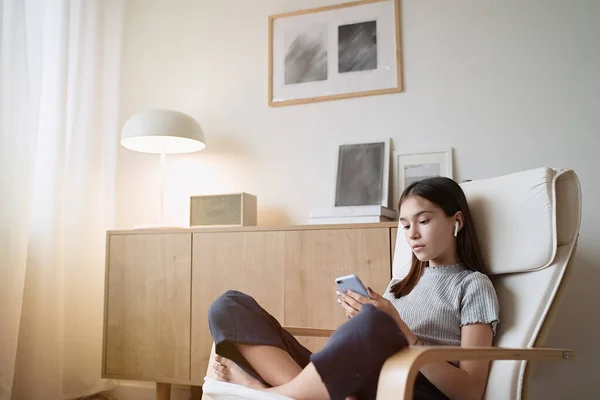 Menina Adolescente Bonito Sentado Poltrona Casa Usando Telefone Celular Com — Fotografia de Stock