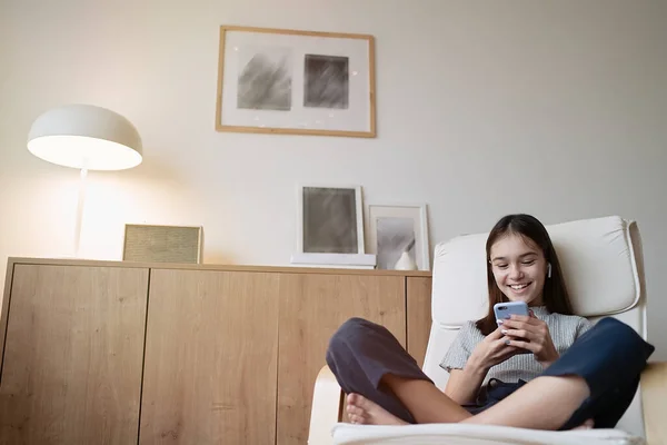 Menina Adolescente Bonito Sentado Poltrona Casa Usando Telefone Celular Com — Fotografia de Stock