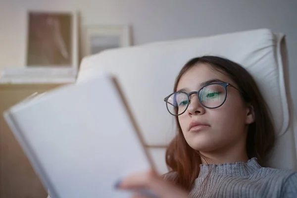 Hübsches Teenager Mädchen Liest Buch Hause Während Sessel Sitzt — Stockfoto