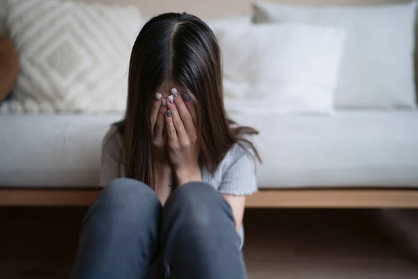                                Üzgün bir ergen kendini kötü hissediyor. Kafa kafaya tutuşuyor, depresyonda, pişmanlıklar yaşıyor, sorunlar yaşıyor, kalbi kırık ergen bir kız.     