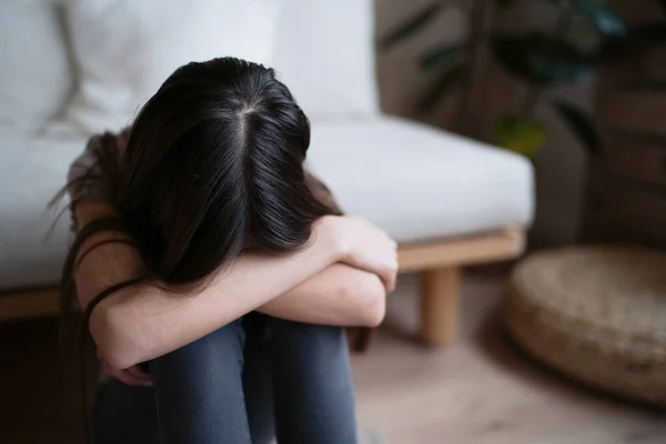 Smutný Teenager Cítí Špatně Drží Hlavu Dlaních Cítí Depresi Lituje — Stock fotografie