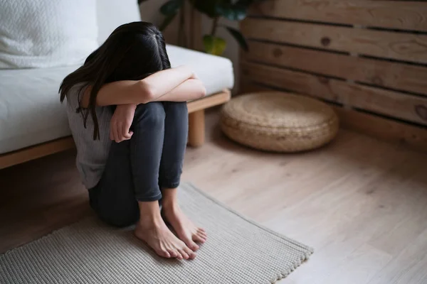 Triste Adolescente Sintiéndose Mal Solo Sosteniendo Cabeza Las Manos Sintiéndose — Foto de Stock