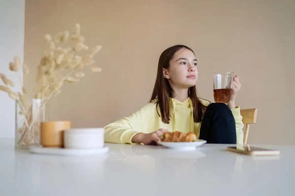 Roztomilé Teen Dívka Jíst Snídani Kuchyni Při Použití Její Chytrý — Stock fotografie