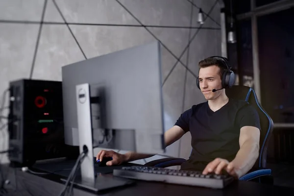                         Gece vakti online video oyunu oynayan profesyonel bir oyuncu       