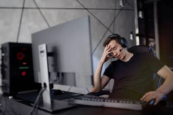 Jovem Jogador Chateado Jogando Jogos Vídeo Online Computador Sentir Deprimido — Fotografia de Stock