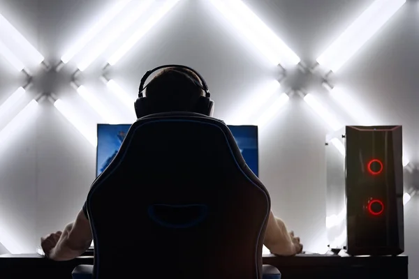                        Gece vakti online video oyunu oynayan profesyonel bir oyuncu          