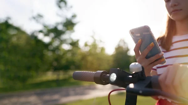 Cute Nastolatek Dziewczyna Pomocą Smartfona Jeździe Przez Elektryczny Hulajnoga Kick — Zdjęcie stockowe