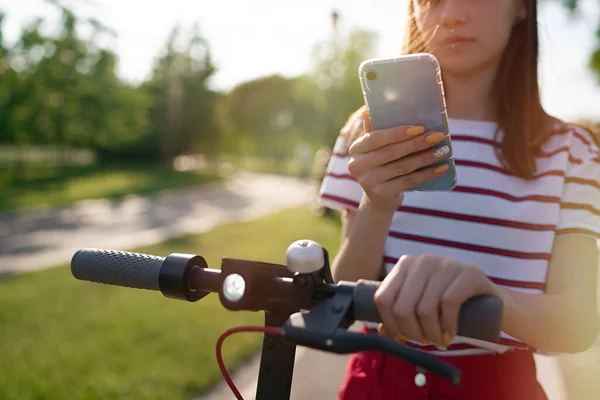 Cute Nastolatek Dziewczyna Pomocą Smartfona Jeździe Przez Elektryczny Hulajnoga Kick — Zdjęcie stockowe