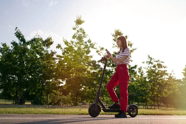 Roztomilý Teenager Dívka Pomocí Smartphone Jízdě Elektrickém Koloběžce Parku Při — Stock fotografie