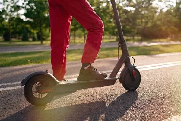 Cute Nastolatek Dziewczyna Jazda Elektryczne Kick Skuter Parku Zachodzie Słońca — Zdjęcie stockowe