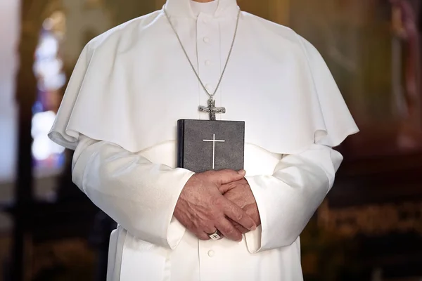 Pape Tenant Une Bible Dans Église — Photo