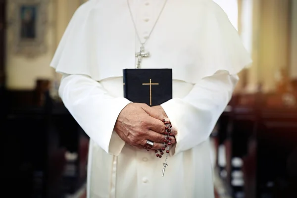 Pape Tenant Une Bible Dans Église — Photo