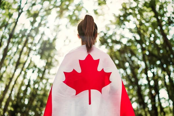 Dítě Teenager Dívka Přírodě Pozadí Kanada Vlajka Ramenou Royalty Free Stock Fotografie
