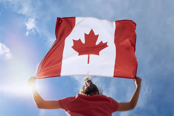 Dítě Dívka Mávání Kanadské Vlajky Vrcholu Hory Obloze Pozadí Stock Snímky