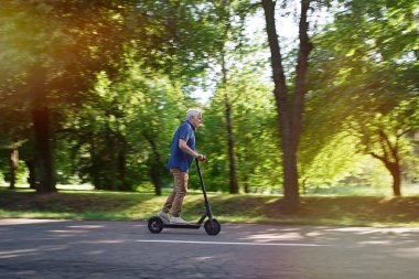                                Parkta elektrikli scooter kullanan son sınıf öğrencisi.     