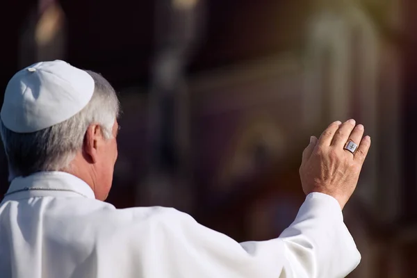 Papst Begrüßt Die Pilger Bei Seiner Wöchentlichen Generalaudienz — Stockfoto