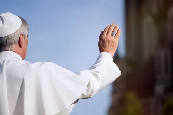 Papst Begrüßt Die Pilger Bei Seiner Wöchentlichen Generalaudienz — Stockfoto