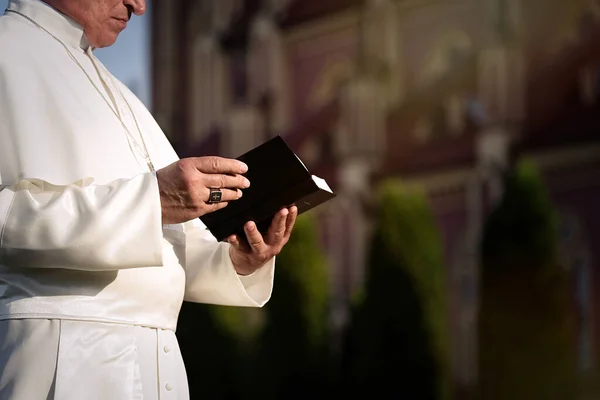 Pope Reads Bible Garden — Stock Photo, Image