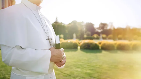 Påven Håller Bibel Trädgården — Stockfoto