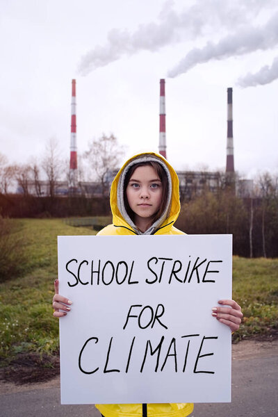                                Девочка-подросток держит плакат во время глобальной забастовки за изменение климата   