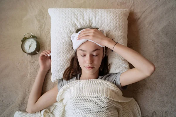 Somnolienta Adolescente Apagando Alarma Por Mañana Mientras Está Acostada Cama — Foto de Stock