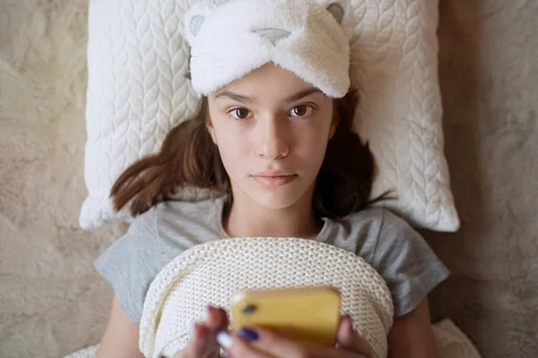 Roztomilé Teen Dívka Probudil Dopoledních Hodinách Doma Pomocí Smartphone — Stock fotografie