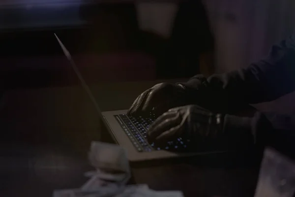 Hombre Hacker Capó Una Habitación Oscura Utilizando Programa Virus Computadora — Foto de Stock