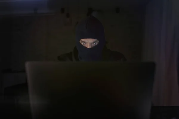 Mężczyzna Haker Kapturze Ciemnym Pokoju Przy Użyciu Programu Komputerowego Ataku — Zdjęcie stockowe