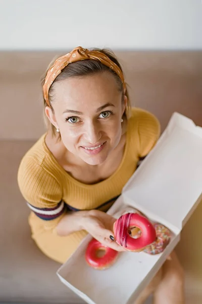 Retrato Uma Mulher Sorrindo Engraçado Segurando Donuts Caixa — Fotografia de Stock
