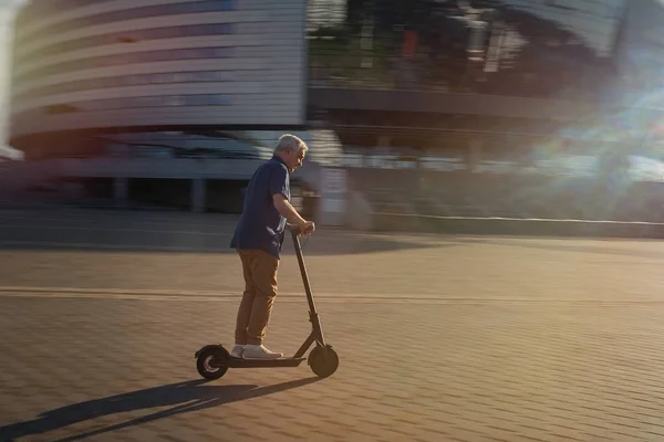 Homme Âgé Équitation Électrique Kick Scooter Dans Paysage Urbain Coucher — Photo