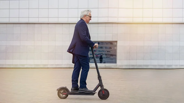 Homme Affaires Senior Équitation Scooter Électrique Dans Paysage Urbain — Photo