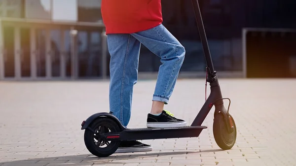 Schattig Tiener Meisje Paardrijden Elektrische Kick Scooter Een Stadsgezicht — Stockfoto