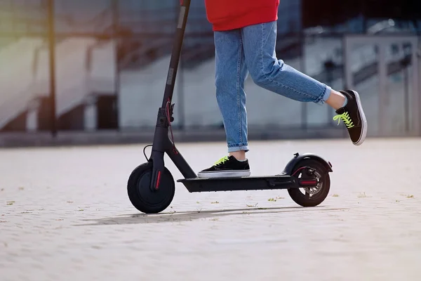 Schattig Tiener Meisje Paardrijden Elektrische Kick Scooter Een Stadsgezicht — Stockfoto