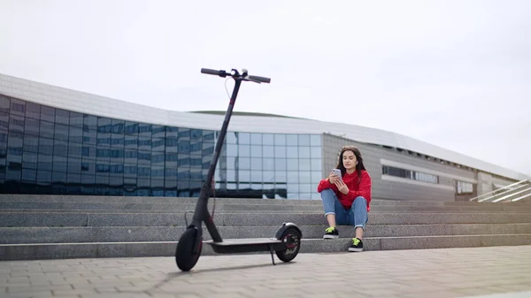 Schattig Tiener Meisje Met Behulp Van Telefoon Zijn Elektrische Scooter — Stockfoto