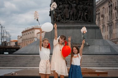 Minsk, Belarus - 14 Ağustos 2020: Minsk 'te barışçıl protesto                   