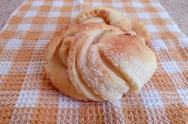 Biscoitos caseiros de queijo cottage, polvilhados com açúcar em um guardanapo xadrez. Doce sobremesa com chá, leite. Fechar - foto up de cookies — Fotografia de Stock