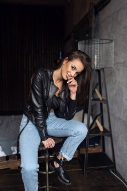 Odada poz deri ceket ve kot seksi güzel esmer 